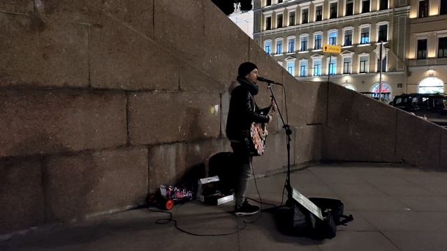 УЛИЧНЫЙ МУЗЫКАНТ ВЫСТУПАЕТ НА ДУМСКОЙ смотреть онлайн