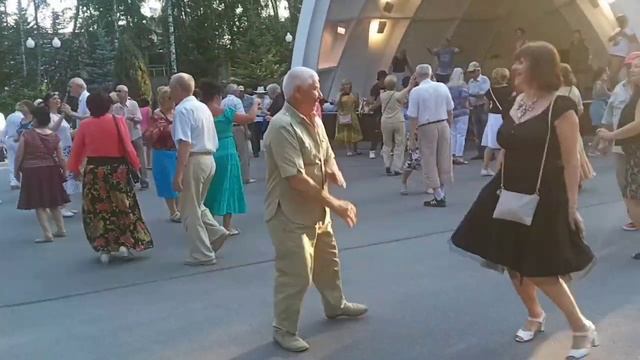 Заманила, соблазнила, раздразнила!!!💃🌹Танцы в парке Горького!!! 💃🌹Харьков смотреть онлайн