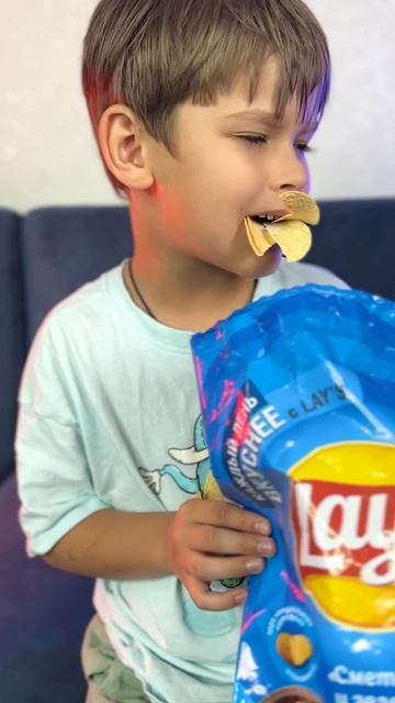 Она следит за их питанием 🤣 смотреть онлайн