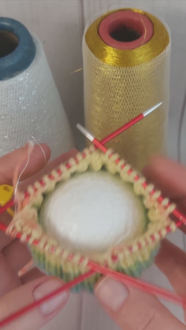 НОВОГОДНИЙ ШАРИК спицами. Ссылка на мастер класс в описании и в закрепленном комментарии 🔗 смотреть онлайн