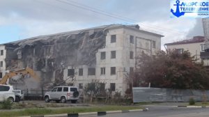 Процесс сноса здания Советская 121 города Холмск. Бывшая поликлиника Рыбаков.