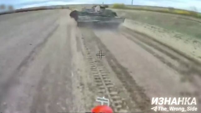 FPV-дрон уничтожает танк Т-80УЕ-1 Всу в районе н.п. Алексеевка Днепропетровской области 💥🇷🇺👊 смотреть онлайн