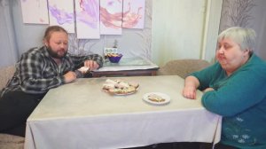 Вкусно кушает сынок мою закуску к чаю из ветчины и майонеза Показываю как её приготовить самой