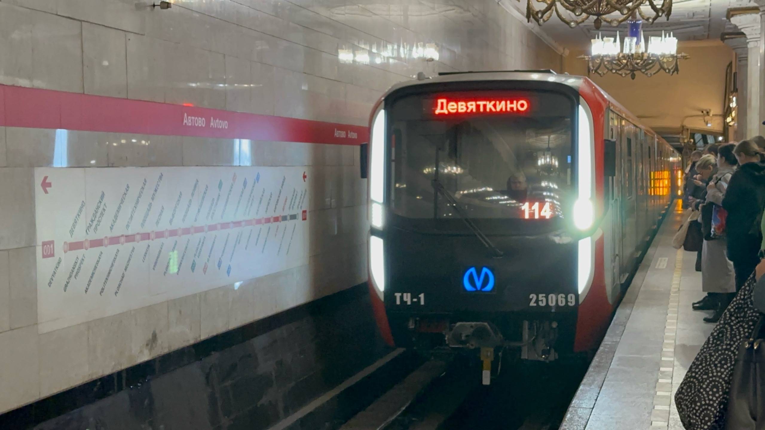 Восстановление движения. «Балтиец» (81-725/726/727.1) №114 на ст.м.Автово, октябрь 2025 года смотреть онлайн