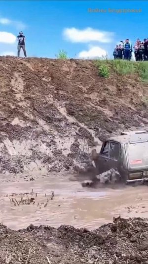 Нива 4x4 в гору по грязи с неродным двигателем.