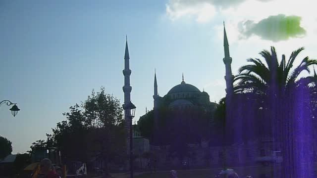 В центре Стамбула - призыв муэдзина к молитве. смотреть онлайн