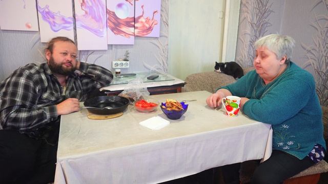 Обнищали Едим копыта на ужин ПОДАРОК ДЛЯ КОШЕК В ИХ ДОМИК ремонт игрушки Вкусно кушаем смотреть онлайн