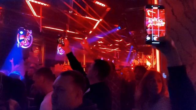 ТАНЦЫ В TOMMY LEE смотреть онлайн