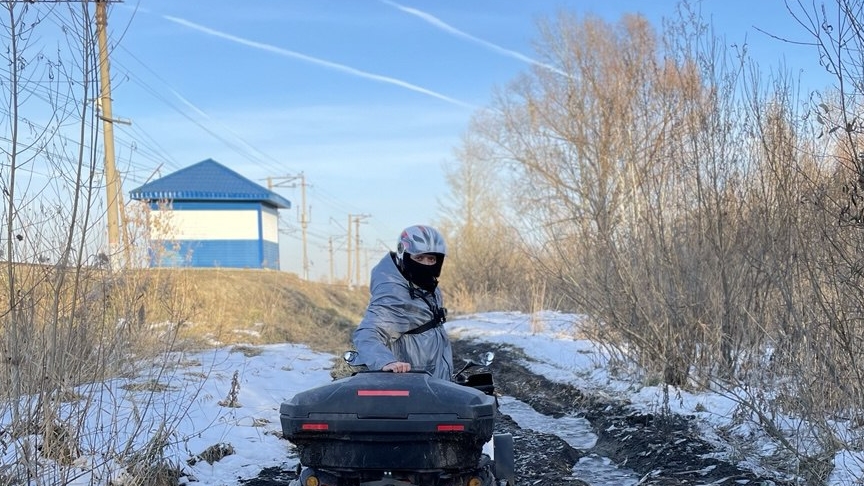 Катаем на квадроциклах по грязи и "ледяным" лужам.