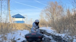 Катаем на квадроциклах по грязи и "ледяным" лужам.