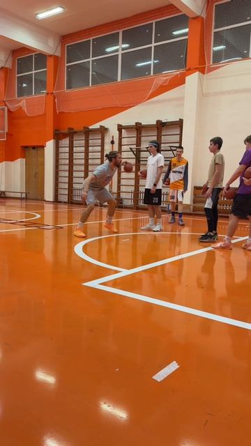 Тренировка молодёжной баскетбольной команды СПОРТИНК