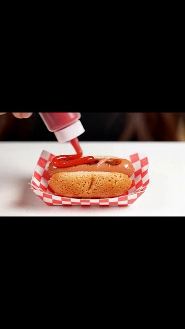 Готовлю Мини-Хот-Доги в уличной тележке для кота 🌭 | Tiny Hot Dog Stand #shorts #tinykitchen