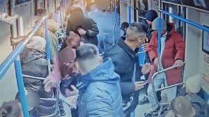Мужчина взорвал пиротехнику в вагоне московского метрополитена: кадры с места ЧП