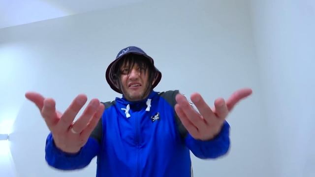 ФИЗРУК СПАСАЕТ МАРИВАННУ!! смотреть онлайн