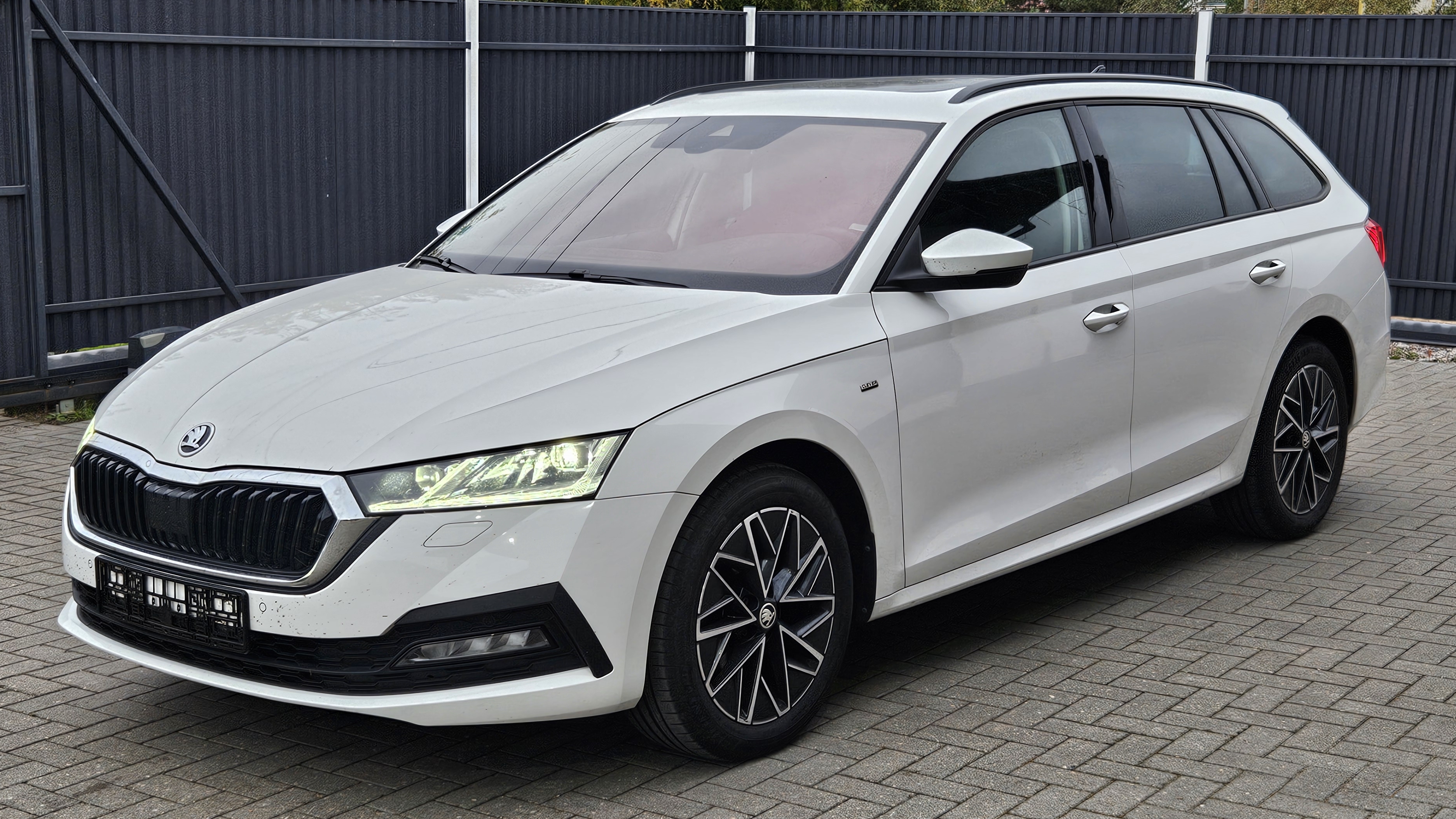 Skoda Octavia Combi CLEVER 2022! 1.5 TSI бензин 150 л.с. 6МКПП! Панорама, камера, все подогревы!!! смотреть онлайн