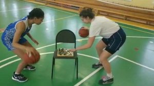 Отработка ведения мяча на уроке физкультуры