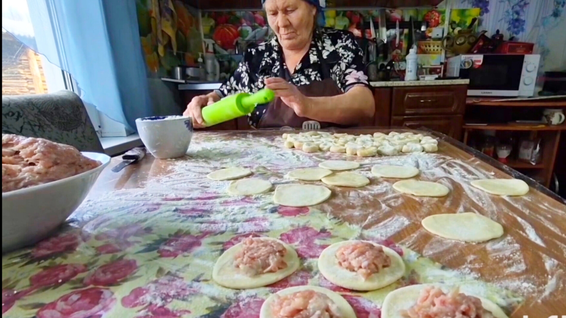 Жизнь простой семьи в Деревне,Заготовка пельмений в прок,обход хозяйства смотреть онлайн