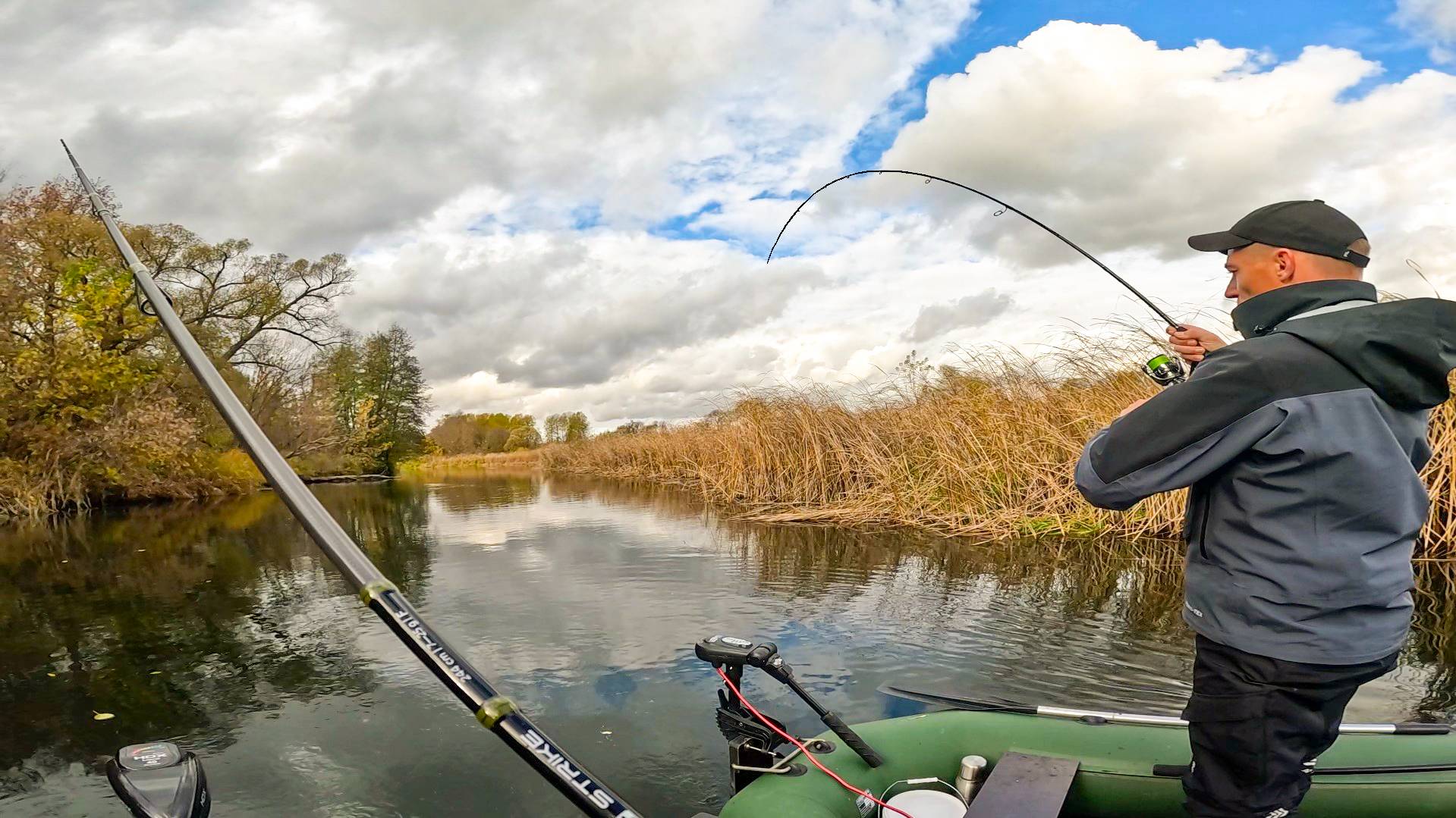 РЫБАЛКА с НОЧЁВКОЙ, МЕСТНЫЙ РЫБАК ПОКАЗАЛ как РЫБУ НАДО ЛОВИТЬ! Спиннинг в 2025 смотреть онлайн