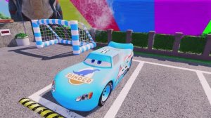 МУЛЬТФИЛЬМ ПРО ПОЛИЦЕЙСКИЕ МАШИНКИ ДЛЯ ДЕТЕЙ. ЯРКИЕ КРАСОЧНЫЕ МАШИНКИ КАТАЮТСЯ ПО ДЕТСКОЙ ПЛОЩАДКЕ