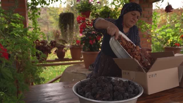 Kənd Həyatı. Древний способ сохранения фруктов — сушка фруктов по старинке смотреть онлайн