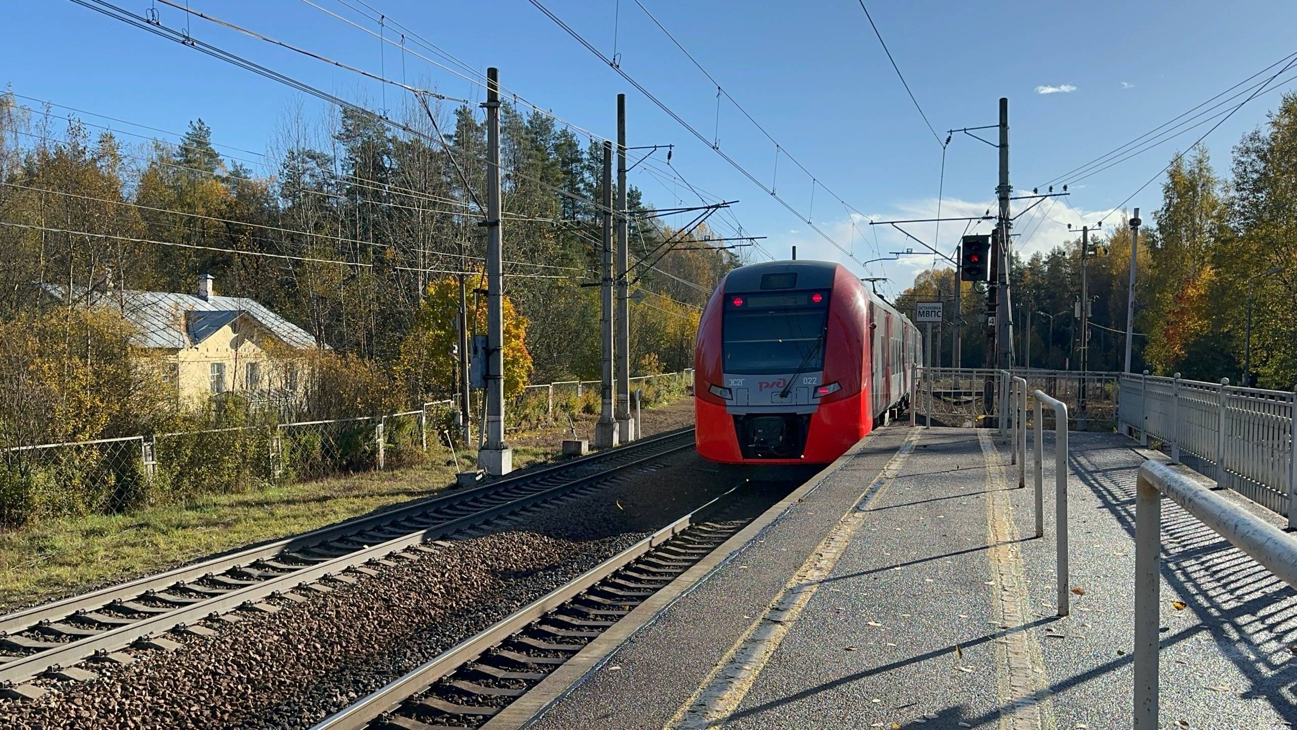 Электропоезд «Ласточка» ЭС2Г-022 на пл.Ушково, октябрь 2025 года смотреть онлайн