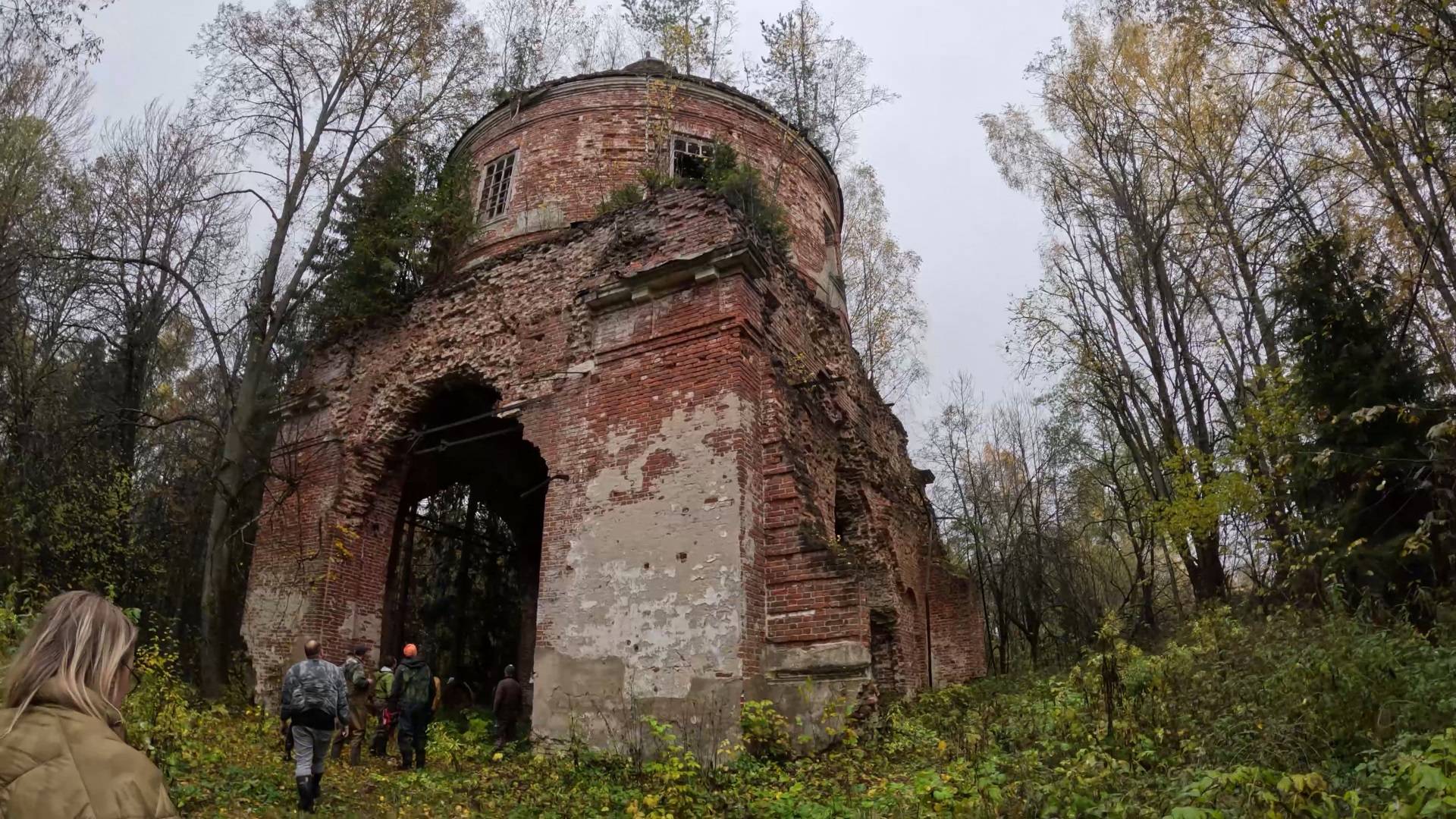 Разрушенный храм в лесу и руины шара.