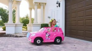 Майя ищет яркие машинки: красные, синие и зелёные