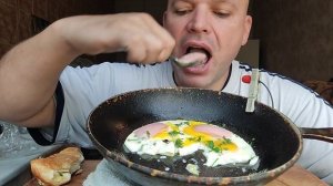 ОБЖОР яичница с сосисками/мукбанг/завтрак/еда на камеру
