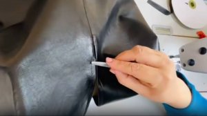 Разрез на юбке из экокожи