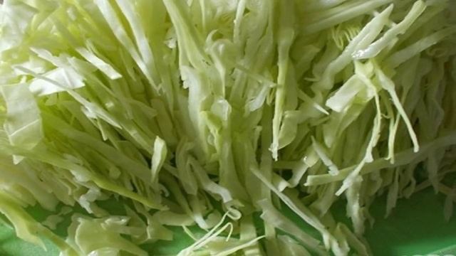 Салат витаминный с капустой и морковью