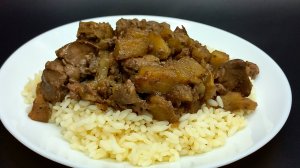 Печень куриная тушеная с яблоками, рис на гарнир