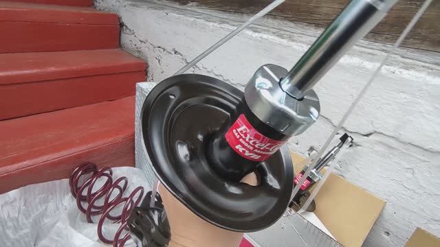 Установка передних амортизаторов от 4WD на передний привод Toyota Corolla Fielder 161 смотреть онлайн