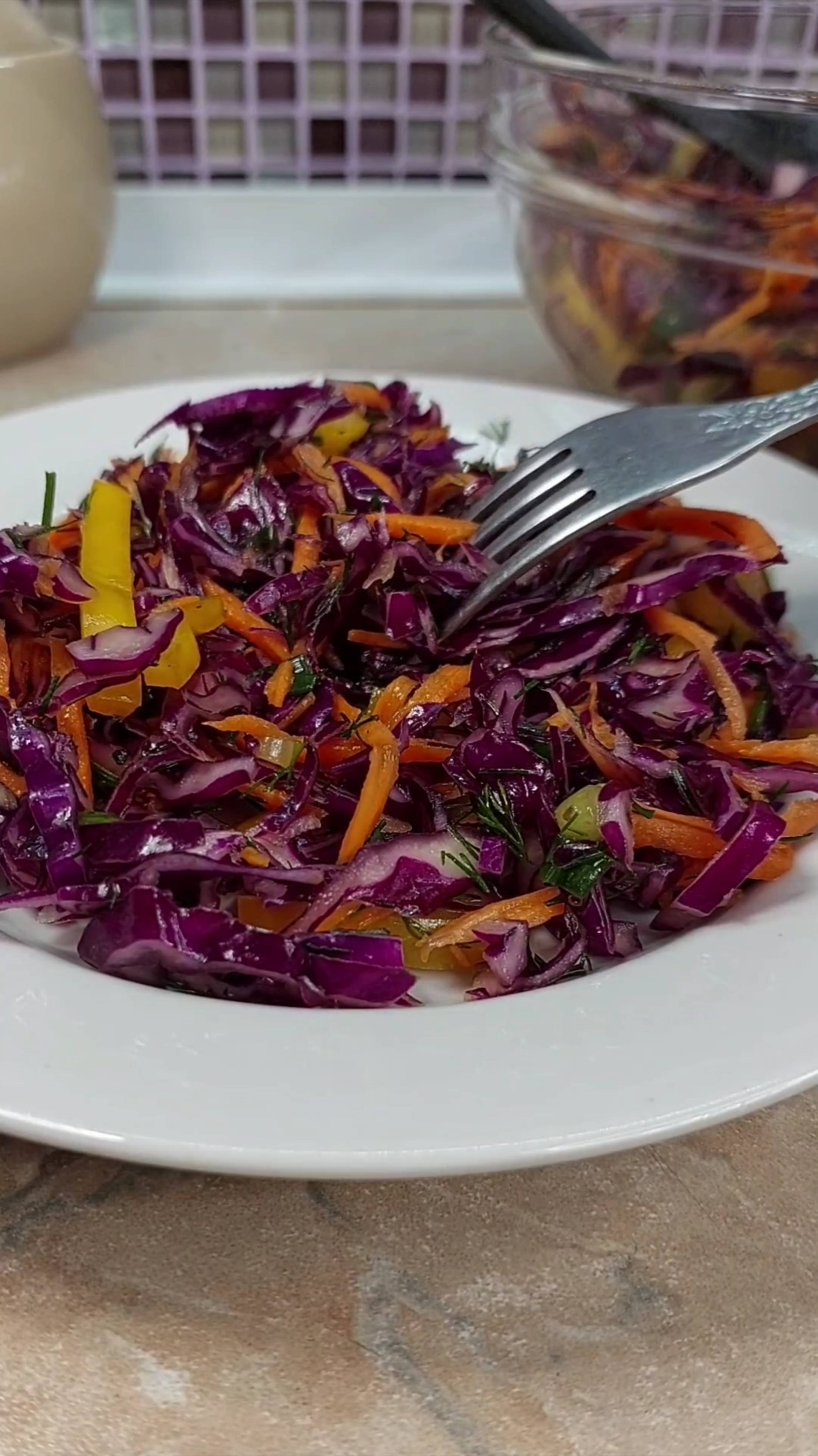 Салат из красной капусты, сладкого перца и моркови смотреть онлайн