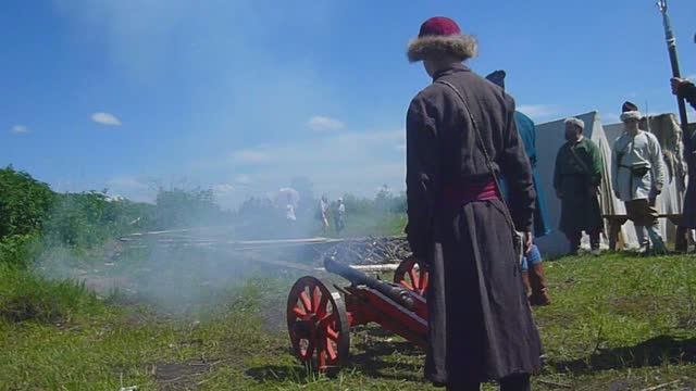Стрельба из старинной пушки (Исторический фестиваль "Сибирский огонь" - 2015). смотреть онлайн