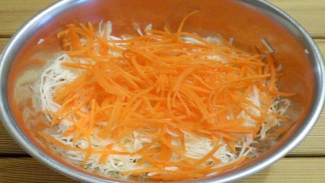 Салат витаминный из капусты и моркови с уксусом