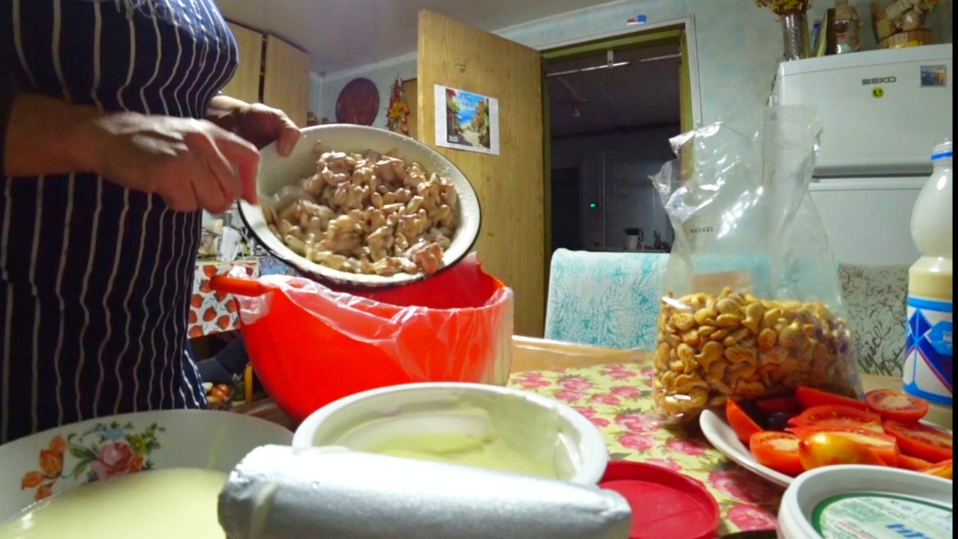 Жизнь простой семьи на Алтае,что на ужин?Обход хозяйства,Тортик из крекеров смотреть онлайн