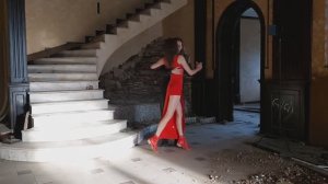 Танго. Обними меня, обними меня, обними, Так ласково, и не отпускай.