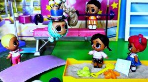 УРОК ФИЗКУЛЬТУРЫ БЕЗ УЧИТЕЛЯ😲 ВЕСЕЛАЯ ШКОЛА куклы ЛОЛ и Барби сюрприз СМЕШНЫЕ мультики Даринелка