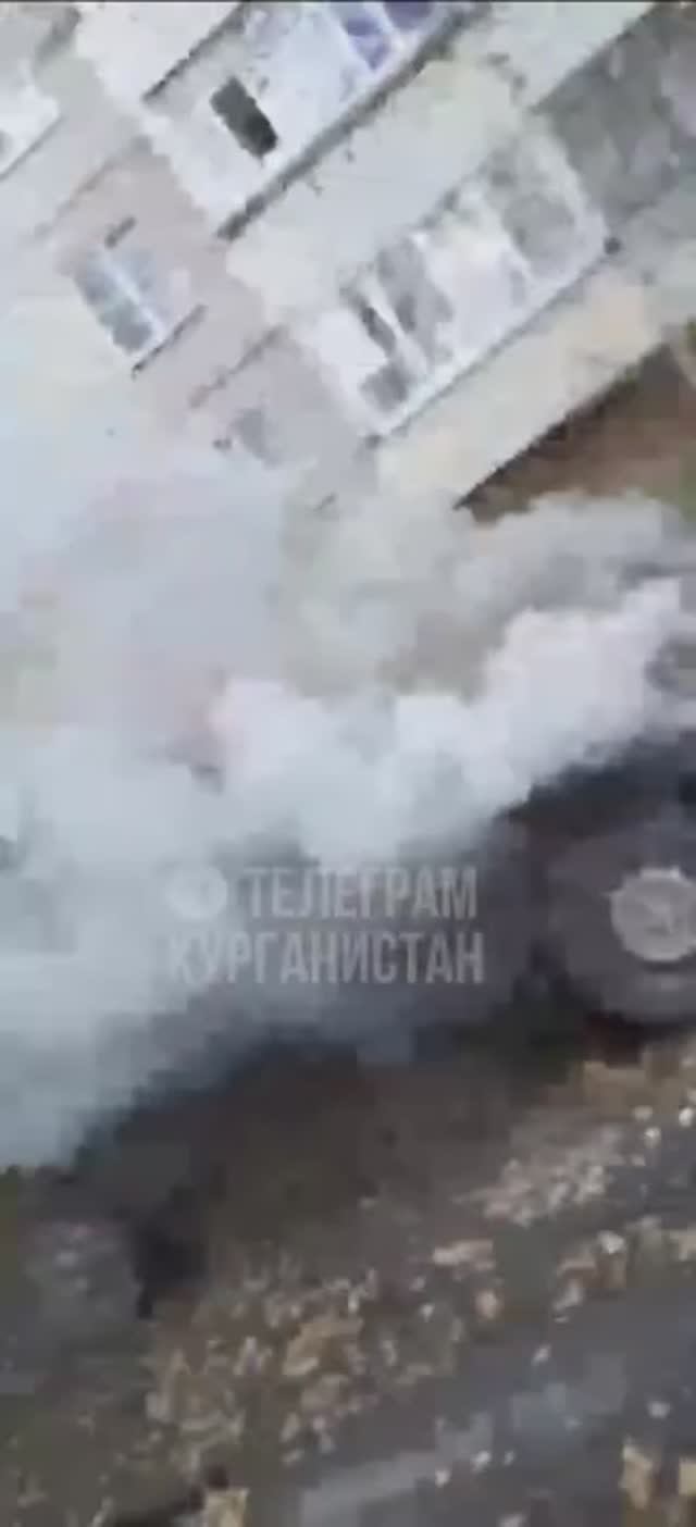 Мужика вытащили из горящего автомобиля смотреть онлайн