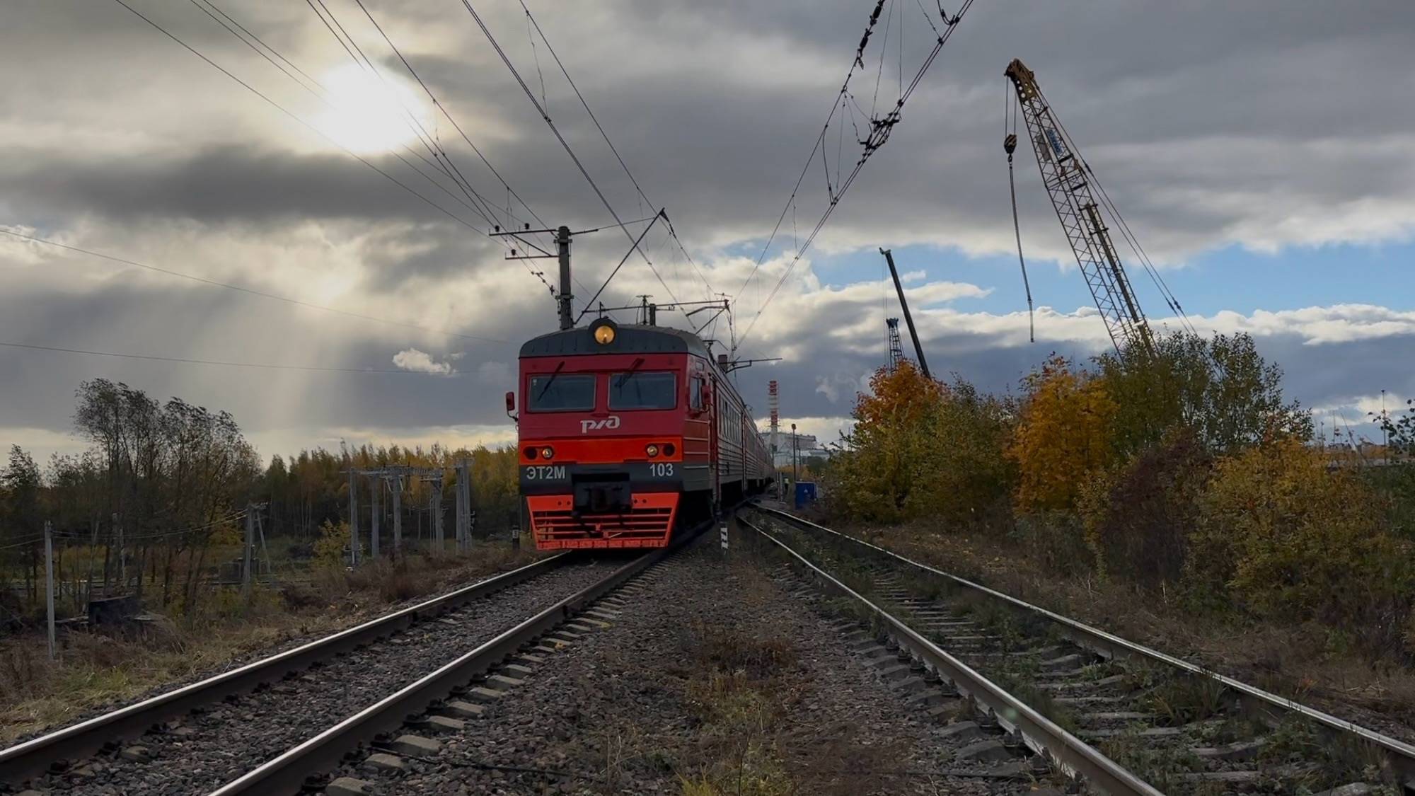 «По золотой осени!» Электропоезд ЭТ2М-103 на ст.Санкт-Петербург-Сорт.-Моск., октябрь 2025 года смотреть онлайн