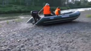 Езда по берегу на надувной лодке