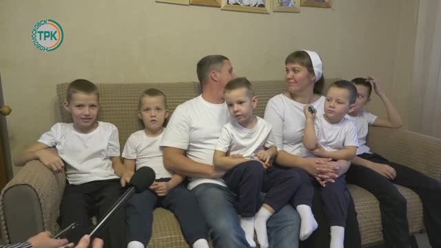 Чудо-семья одни сыновья: сложно ли быть родителям сразу пятерых детей смотреть онлайн