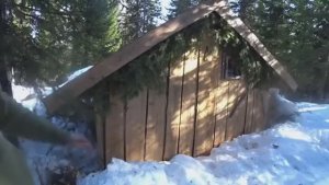 НОЧЬ В СИЛЬНУЮ БУРЮ В БРЕВЕНЧАТОЙ ИЗБУШКЕ. ПРЯЧУСЬ ОТ ДОЖДЯ И СНЕГОПАДА. ТАËЖНЫЕ ХЛОПОТЫ.