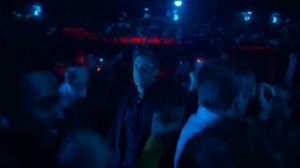 момент из фильма друзья и соседи мужчина в костюме танцует в клубе баре в неоне