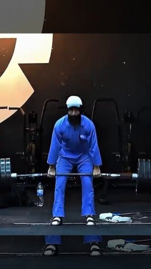 Мускулистый парень был так потрясен, что застыл на месте.