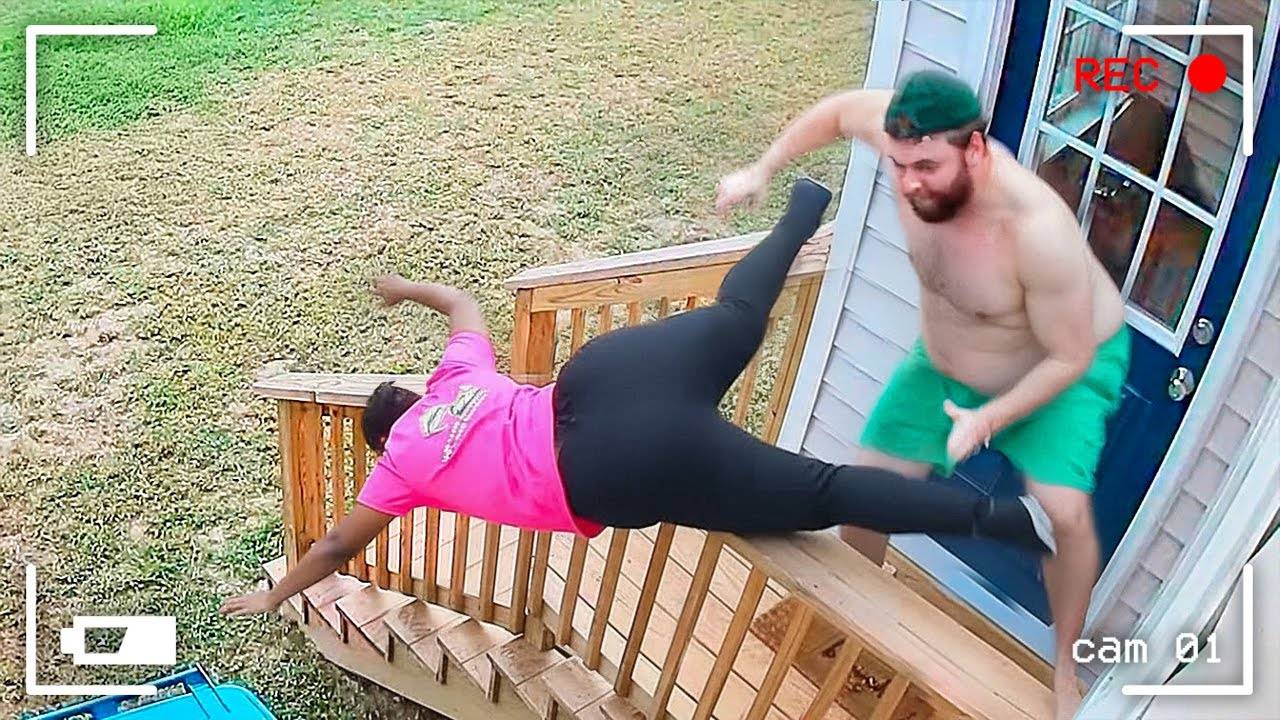 САМЫЕ НЕЛЕПЫЕ МОМЕНТЫ, СНЯТЫЕ НА КАМЕРУ НАБЛЮДЕНИЯ смотреть онлайн