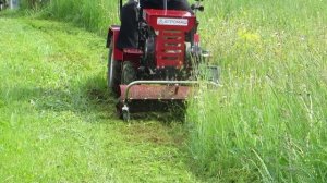 МТ-110 мульчером косит траву.