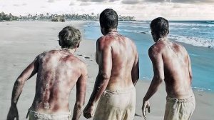 Мужчины ВЫЖИВАЮТ посреди океана, без ЕДЫ и ВОДЫ, страдая от ЖАРЫ и АКУЛ