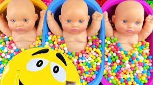 Мультики для малышей и детей. Смешиваем M&M's и радужные шарики. Смотреть онлайн залипалки для детей