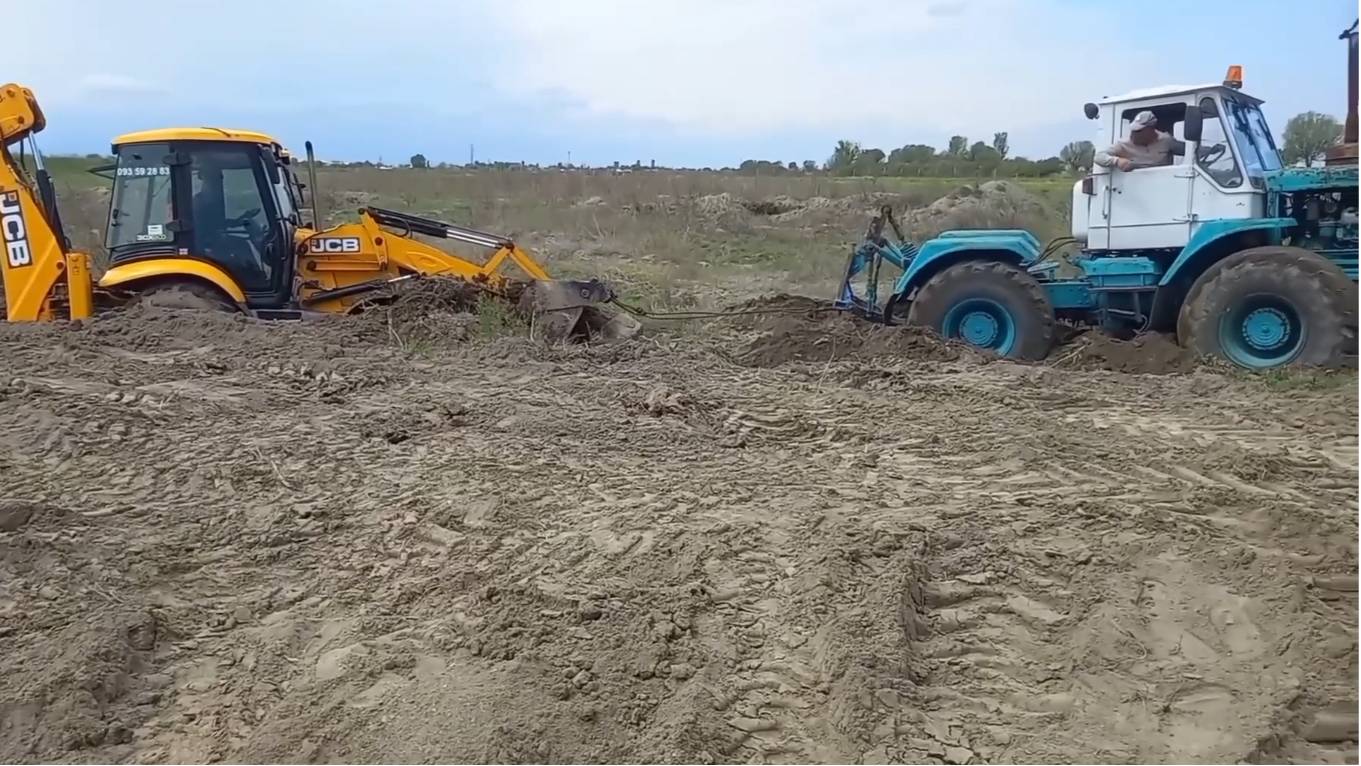 Трактор Т-150 вытаскивает трактор из грязи. смотреть онлайн